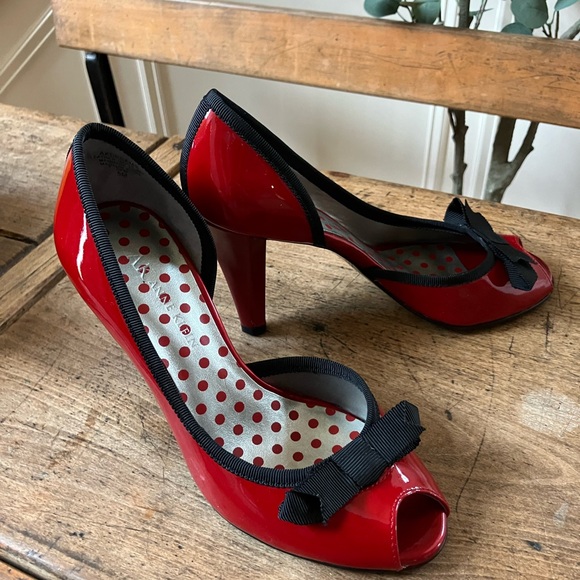 Anne Klein Red Heels with Black Bow - Picture 1 of 10